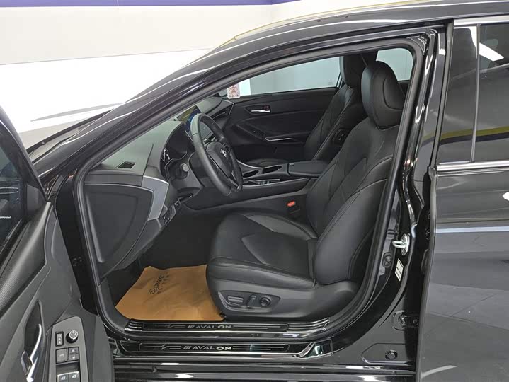 Photo 9 - Toyota Avalon