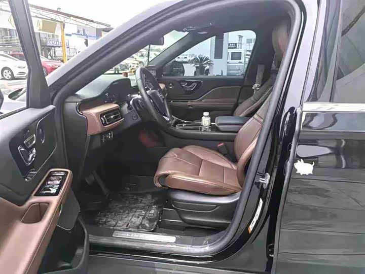 Фото 6 - Lincoln Aviator