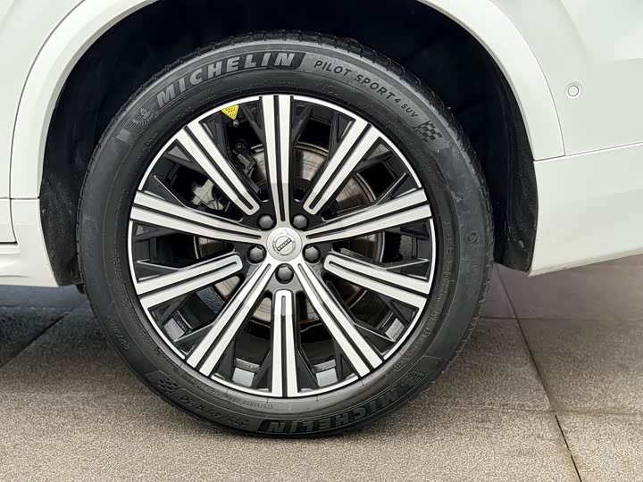 Фото 9 - Volvo XC90