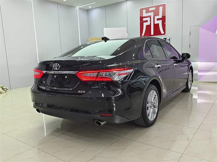 Фото 6 - Toyota Camry