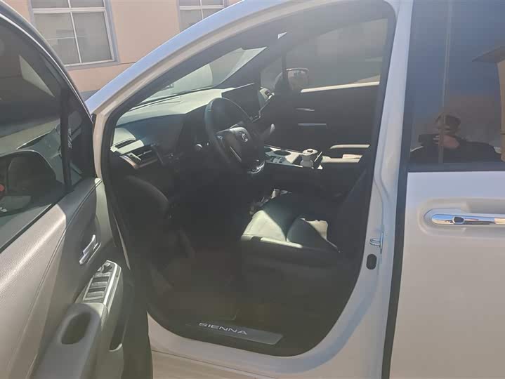 Фото 9 - Toyota Sienna