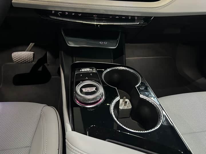 Фото 9 - Cadillac GT4