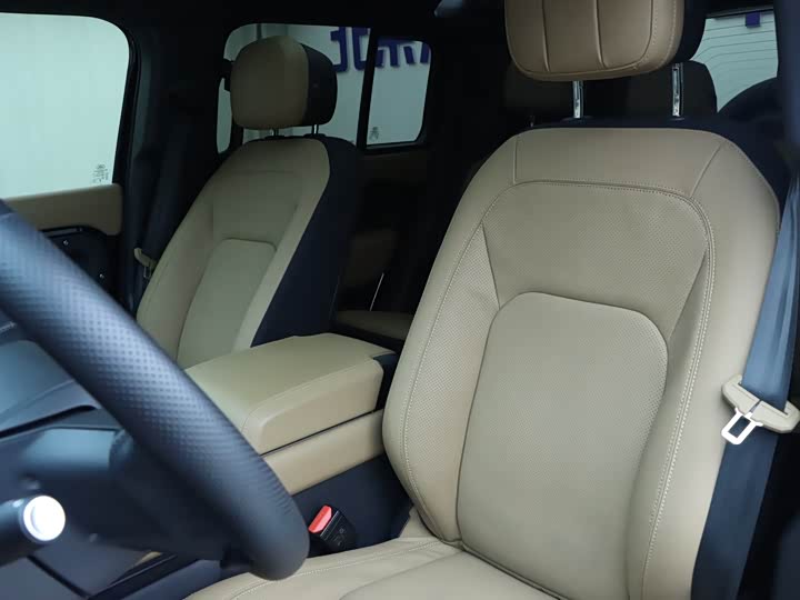 Photo 7 - Land Rover Defender