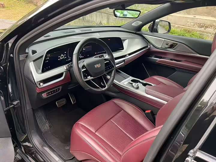 Photo 4 - Cadillac XT5