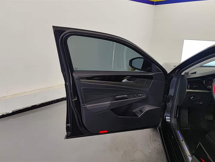 Фото 7 - Volkswagen Passat Hybrid