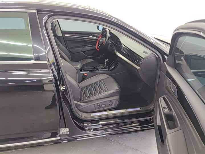 Фото 8 - Volkswagen Passat Hybrid