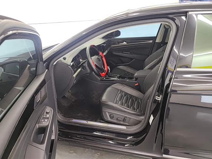 Фото 9 - Volkswagen Passat Hybrid