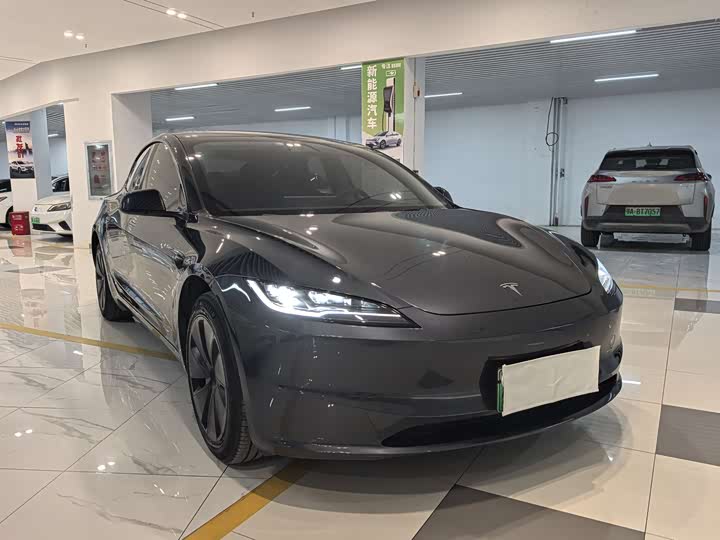 Фото 3 - Tesla Model 3