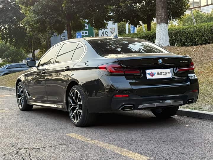 Photo 4 - BMW 5 Series