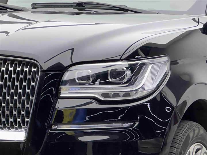 Photo 3 - Lincoln Navigator