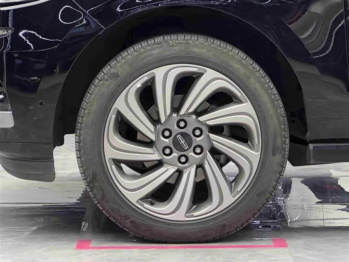 Photo 4 - Lincoln Navigator