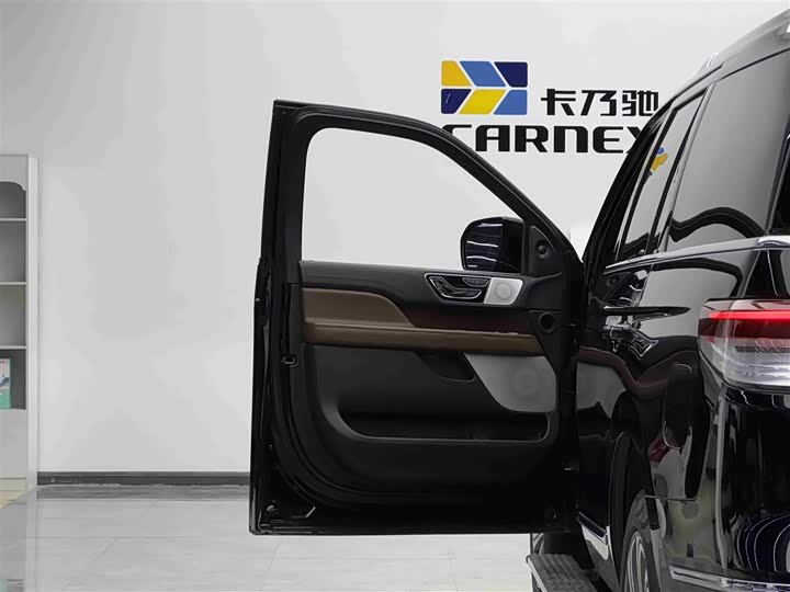 Photo 5 - Lincoln Navigator