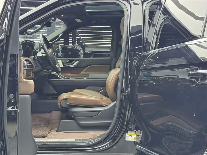 Photo 6 - Lincoln Navigator