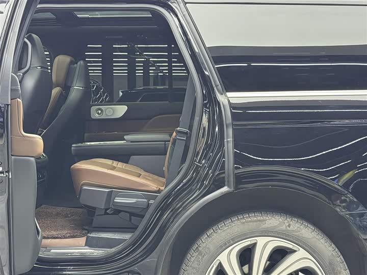 Photo 7 - Lincoln Navigator