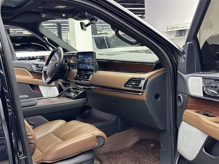 Photo 8 - Lincoln Navigator