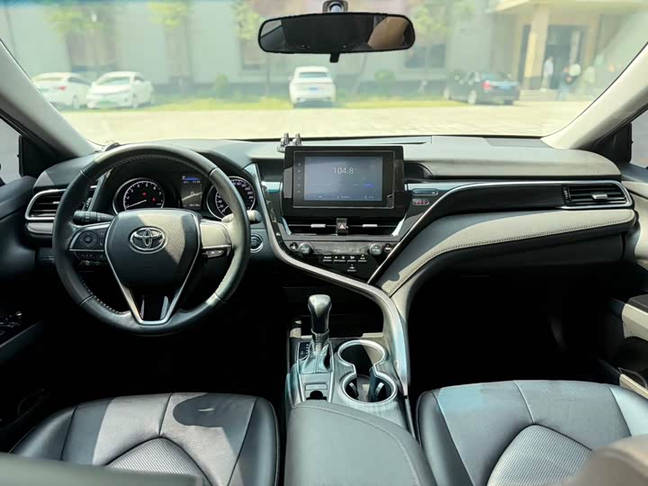 Фото 8 - Toyota Camry