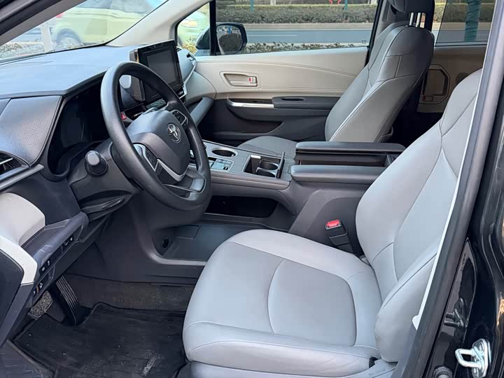 Фото 4 - Toyota Granvia