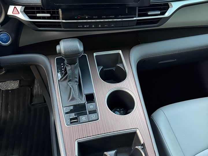 Фото 5 - Toyota Granvia