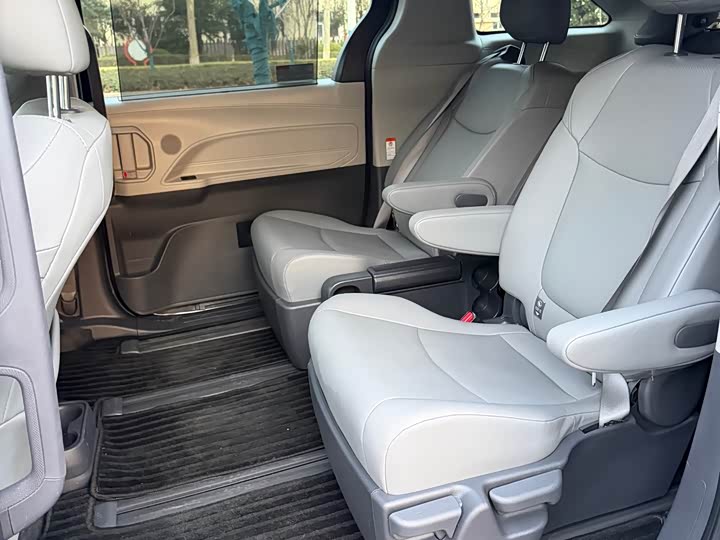 Фото 6 - Toyota Granvia