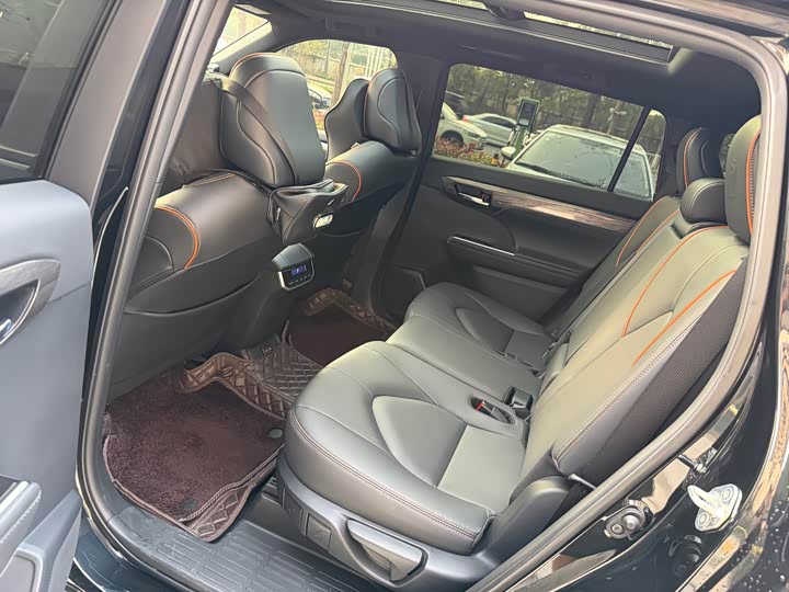 Фото 8 - Toyota Crown Kluger