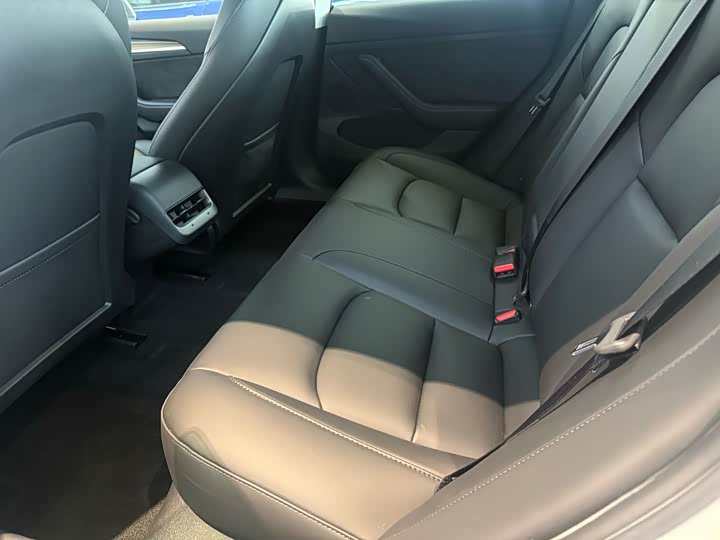 Фото 4 - Tesla Model 3