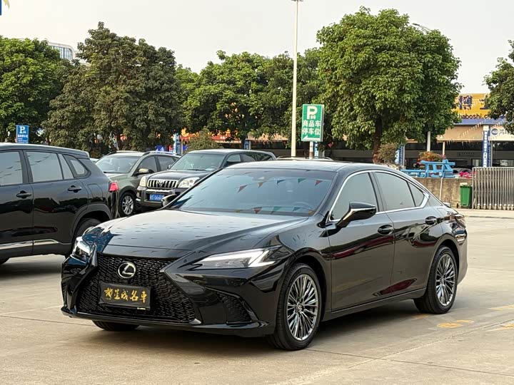 Фото 1 - Lexus ES