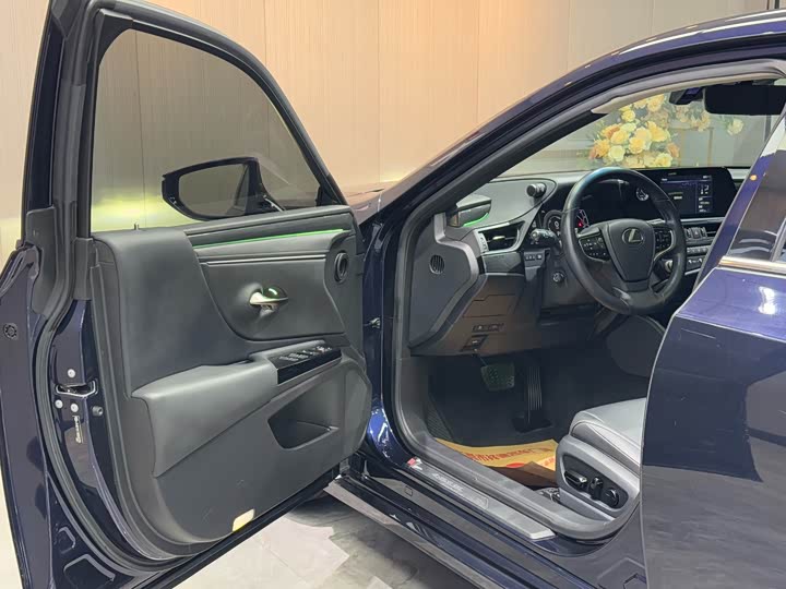 Фото 4 - Lexus ES