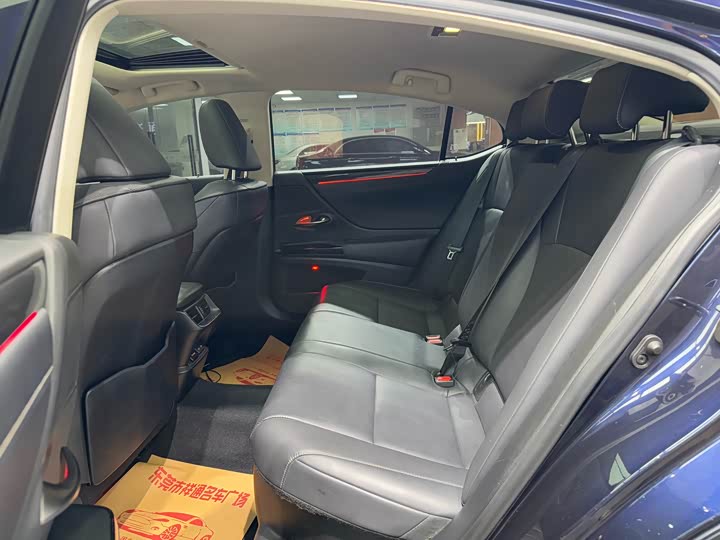 Фото 7 - Lexus ES