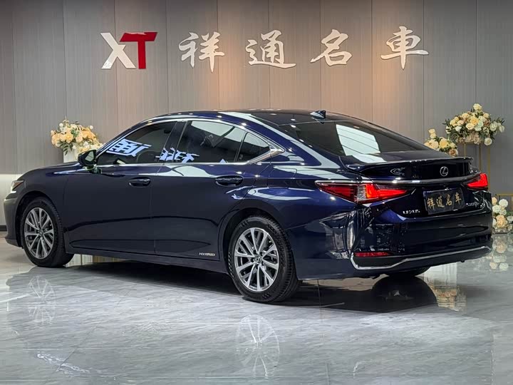 Фото 8 - Lexus ES