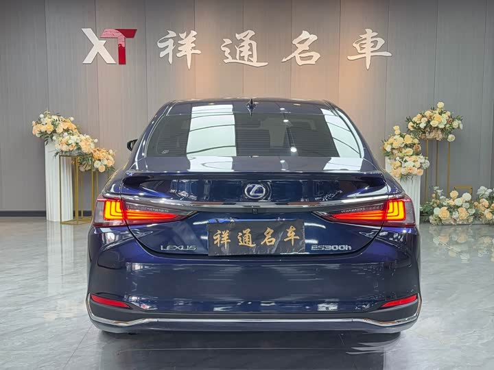 Фото 9 - Lexus ES