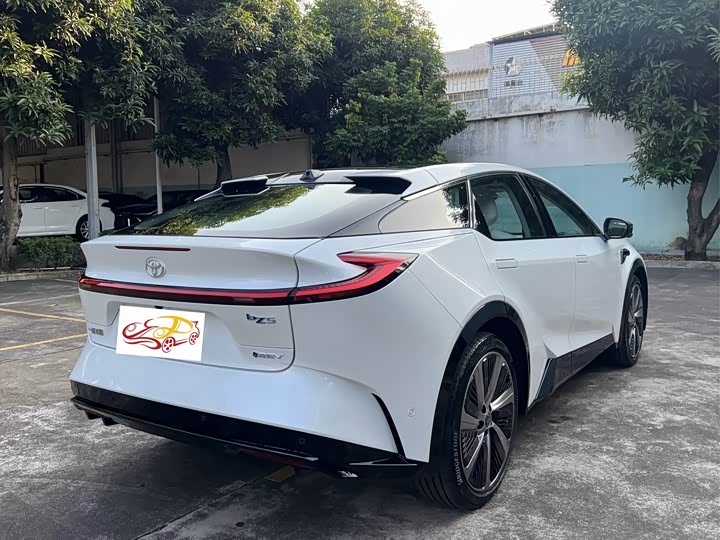 Фото 7 - Toyota bZ5