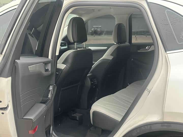 Фото 9 - Ford Escape