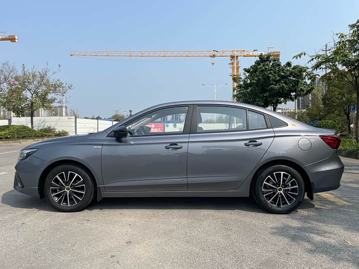 Фото 7 - Roewe i5