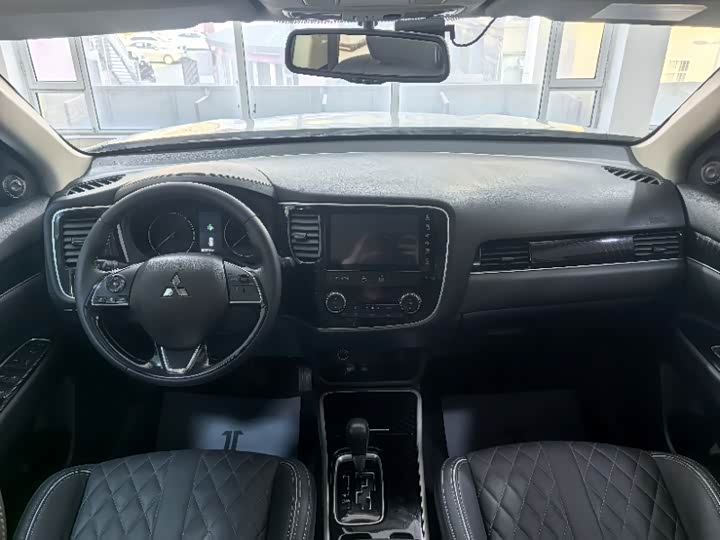 Фото 8 - Mitsubishi Outlander