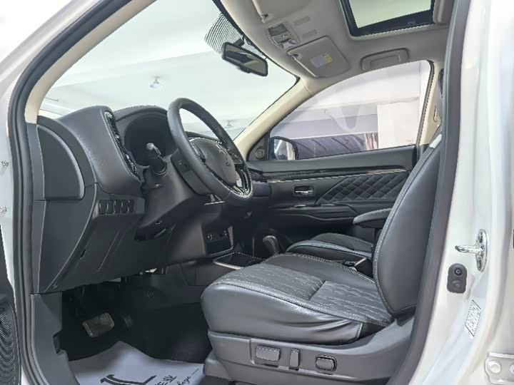 Фото 9 - Mitsubishi Outlander