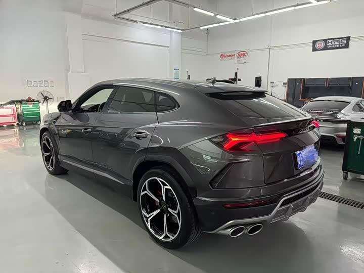 Фото 2 - Lamborghini Urus