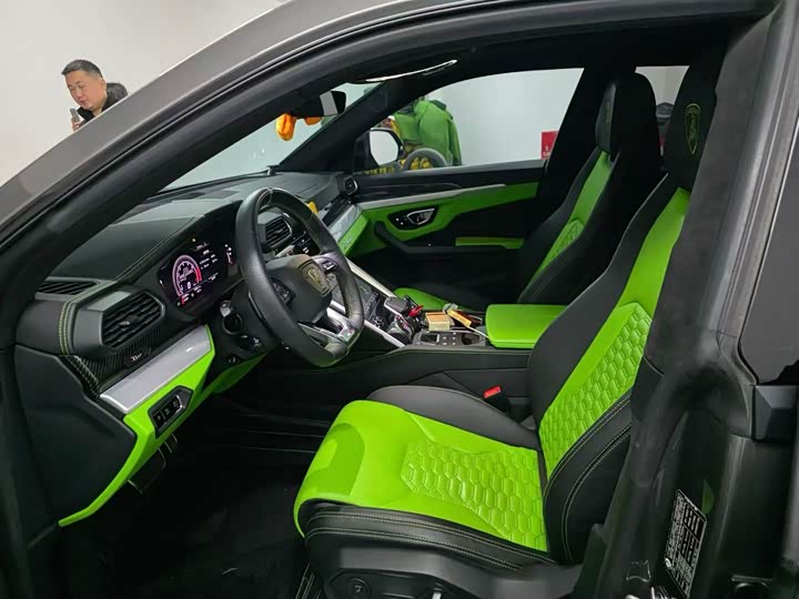 Фото 3 - Lamborghini Urus