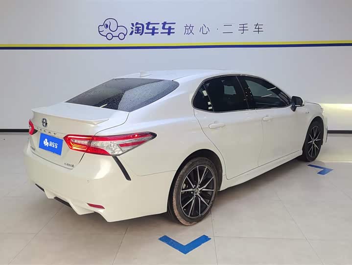 Фото 3 - Toyota Camry