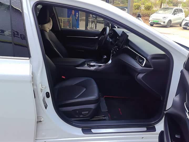 Фото 8 - Toyota Camry