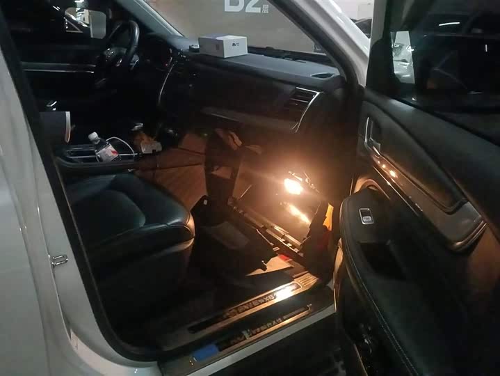 Фото 8 - Roewe RX8