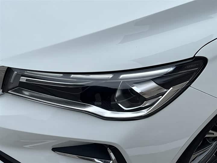 Фото 8 - Geely Emgrand