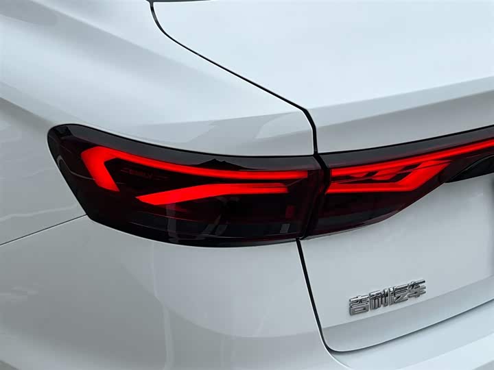 Фото 9 - Geely Emgrand