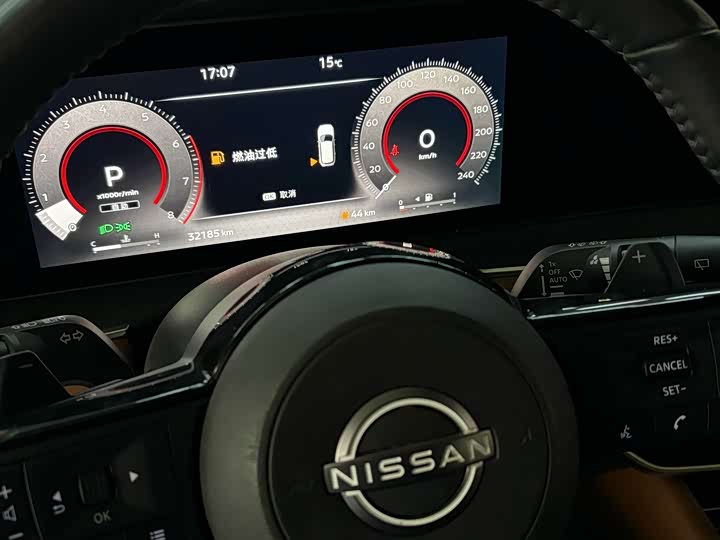 Photo 2 - Nissan Pathfinder