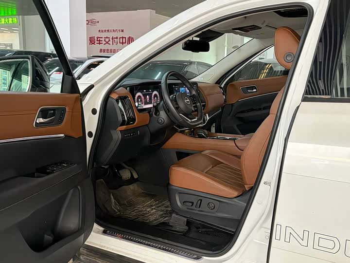 Photo 3 - Nissan Pathfinder