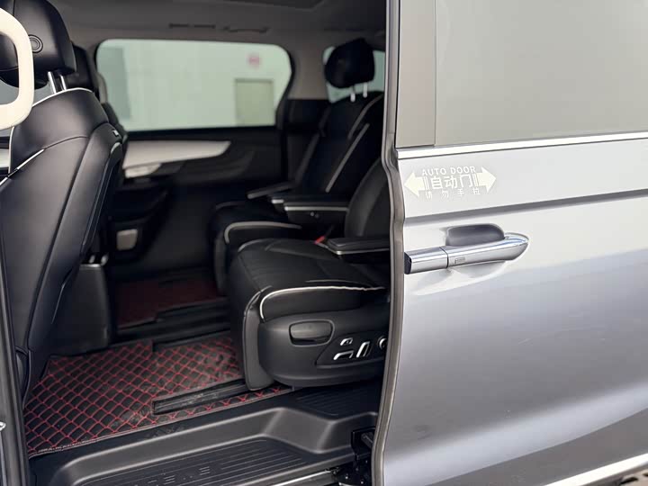 Фото 9 - Roewe iMax 8