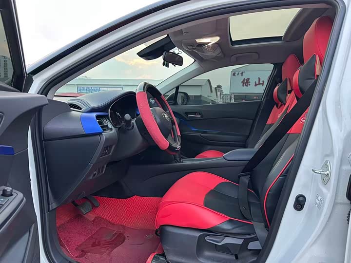 Фото 4 - Toyota C-HR