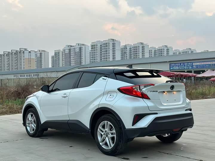 Фото 7 - Toyota C-HR