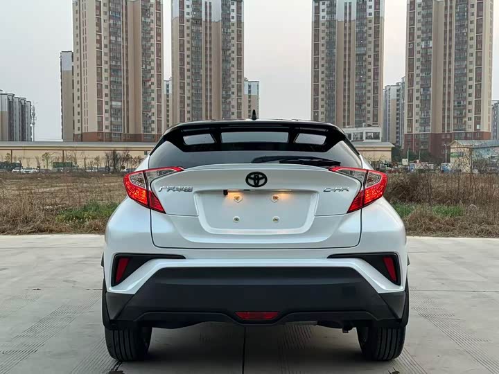 Фото 8 - Toyota C-HR