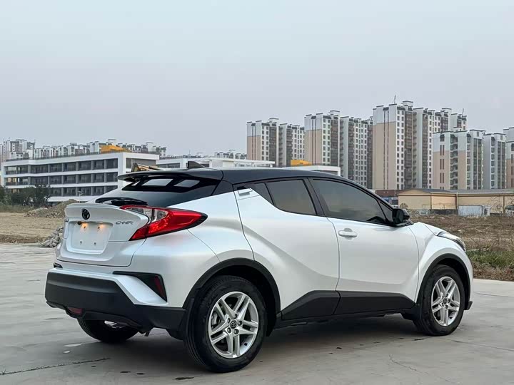 Фото 9 - Toyota C-HR