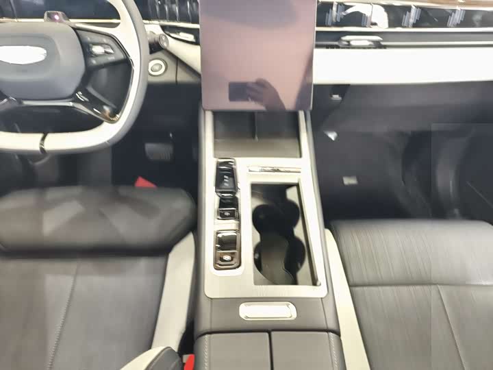 Фото 4 - Geely Atlas L